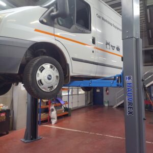 Pont élévateur 2 colonnes 5T clean floor Hauvrex HTL3450 pour atelier automobile professionnel, installation réelle